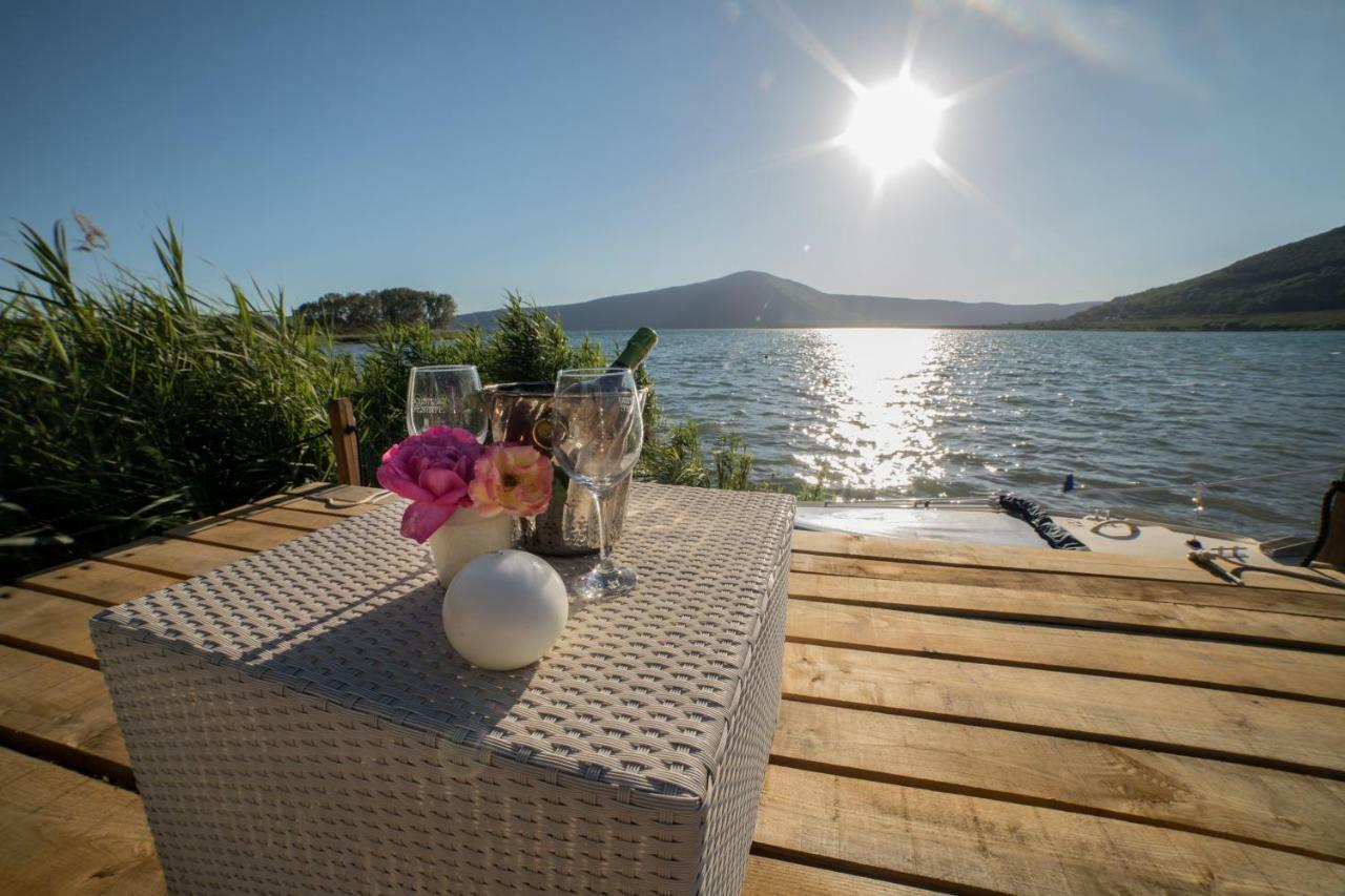 Cottage Beach Vico คาปราโรลา ภายนอก รูปภาพ